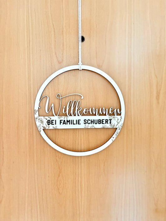 Personalisiertes Türschild aus Holz – „Willkommen bei Familie Wunschname“ | Ø 26 cm | Floral verziert